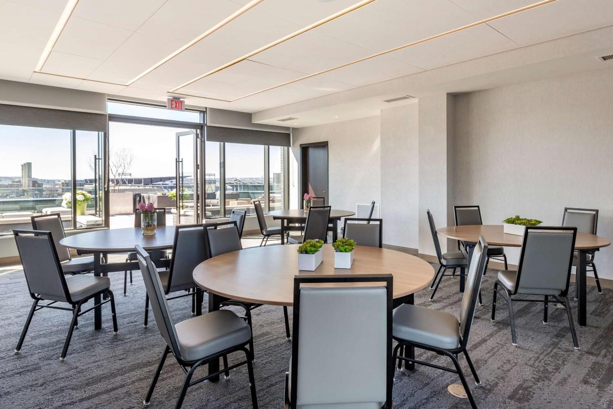 Cambria Hotel Washington Dc Navy Yard Riverfront Bagian luar foto